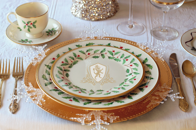 Bild von einem eleganten Tischgedeck mit winterlicher Dekoration.